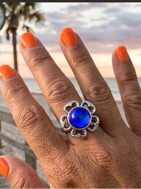 RETRO MOOD RING -FLORAL DESIGN w/ CHANGING COLOR STONE